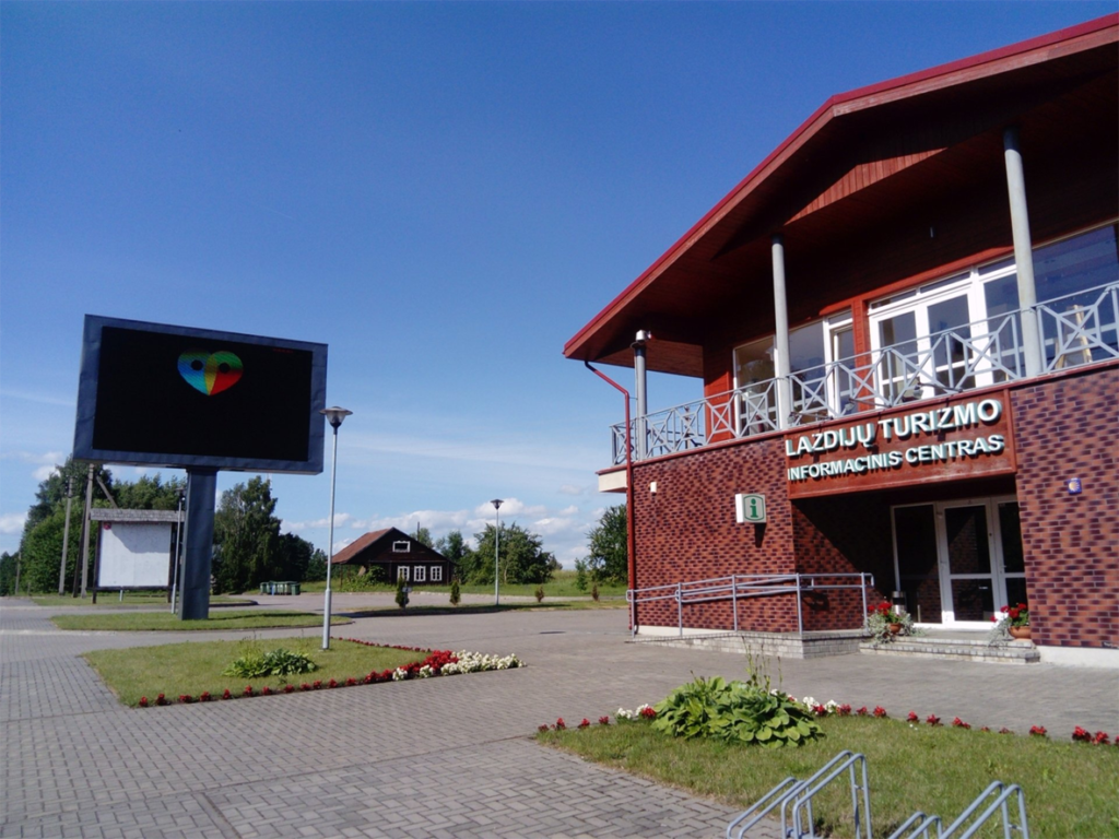 Benius Rūtelionis išreiškė abejonių dėl TIC teikiamos naudos rajonui, jis teigė, kad reiktų suskaičiuoti, kokią realią naudą duoda šis centras. O gal tarybos narys siūlys atsisakyti šios rajonui gyvybiškai svarbios įstaigos?