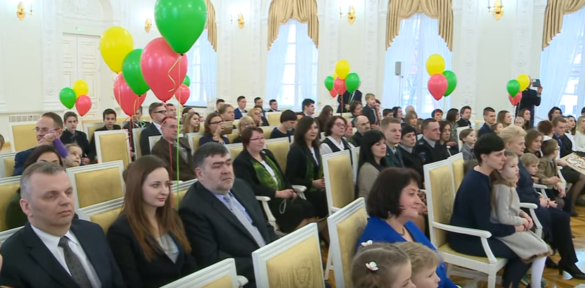 Prezidentė apdovanoja išradingiausius akcijos Vasario 16-ąją švęsk linksmai ir išradingai dalyvius