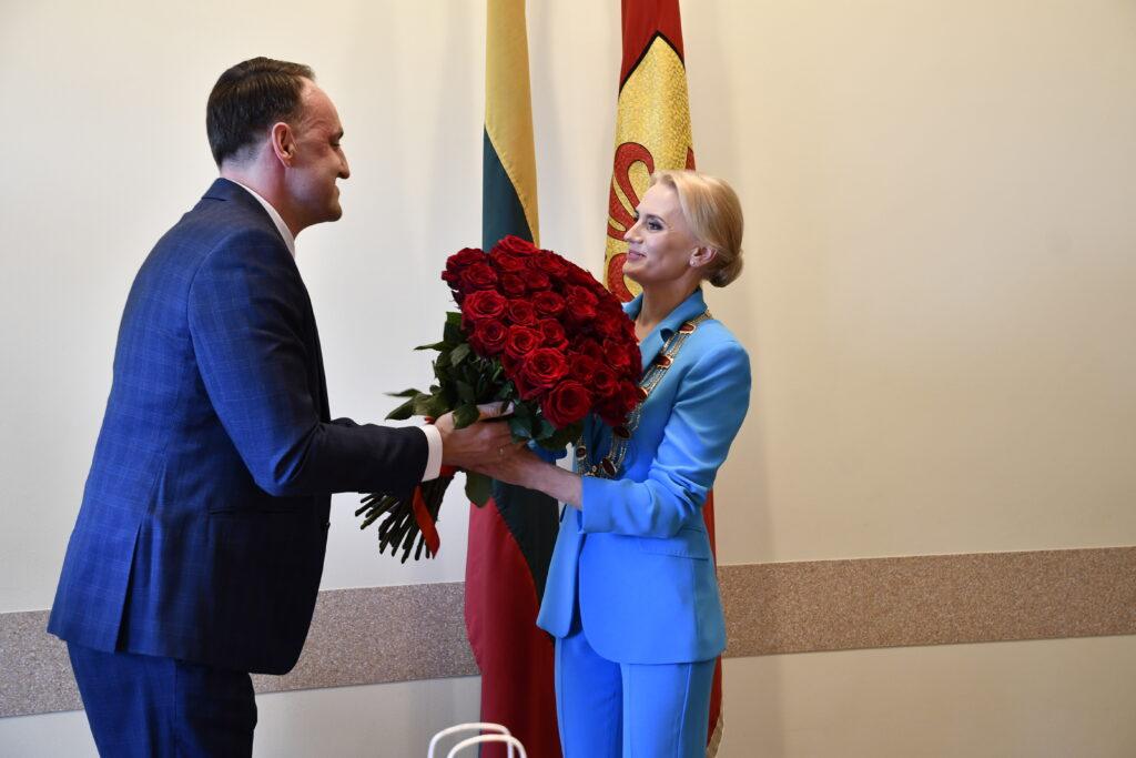 Antradienį prisiekė tiesioginiuose mero rinkimuose išrinkta Alytaus rajono savivaldybės merė Demokratų sąjungos „Vardan Lietuvos“ atstovė Rasa Vitkauskienė ir 25 tarybos nariai – 20 vyrų ir 5 moterys.