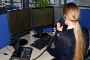 Bendrojo pagalbos centro operatorė priima skambutį numeriu 112
